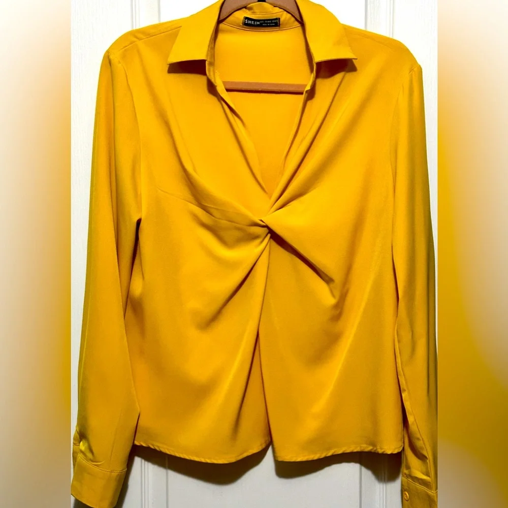 🌼 NWOT-Nice And Flowing Office to Happy Hour🤗 Dress Shirt!💋 - Picture 1 of 3